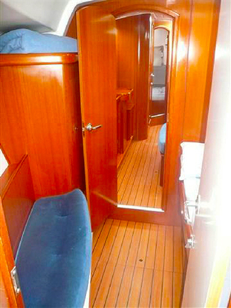 Beneteau_393_Front_Cabin_To_Main1