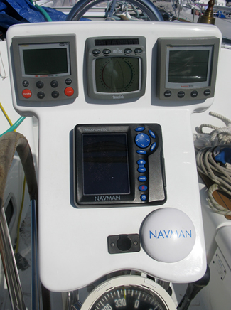 Beneteau_393_Cockpit Console Helm Electronics