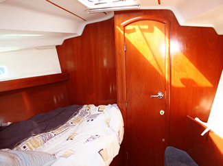 Beneteau_393_Front_Cabin1