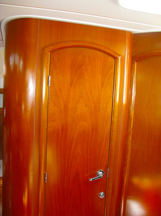 Beneteau_393_Washroom_Door1