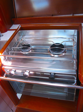 Beneteau_393_Kitchen_Stove1