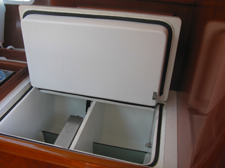 Beneteau_393_Fridge_Freezer