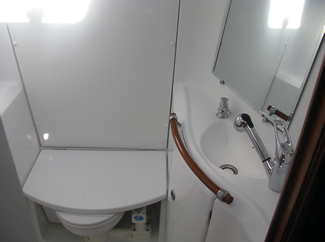 Beneteau_393_Bathroom2