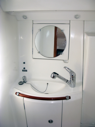 Beneteau_393_Bathroom